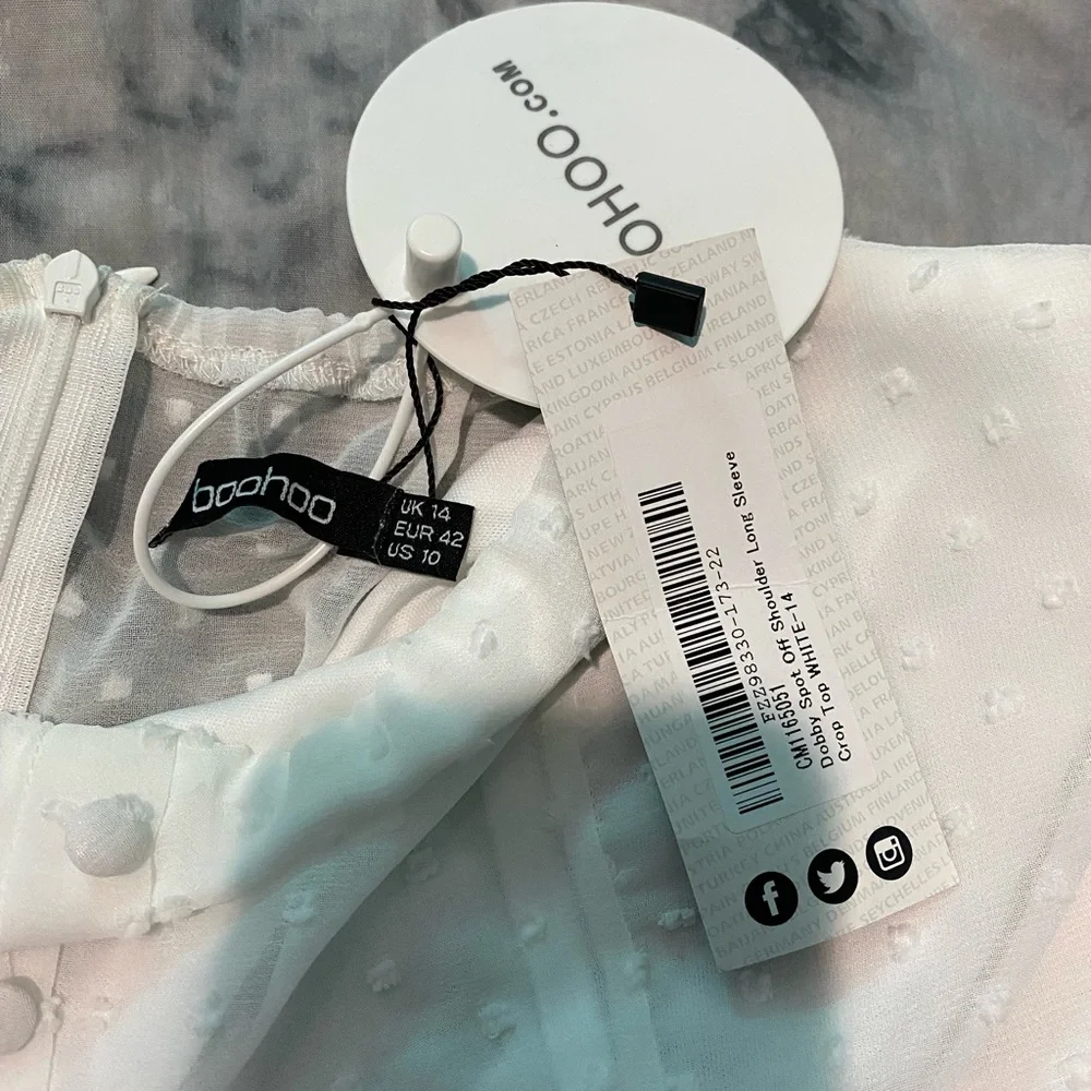🛑SOLD🛑 ✨BooHoo✨ Dobby Spot Off Shoulder Long Sleeve Crop Top - Picture 7 of 7